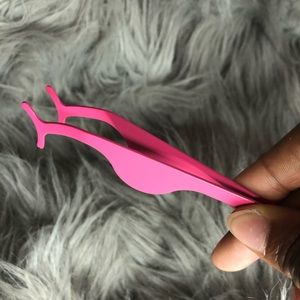 EYELASH TWEEZERS